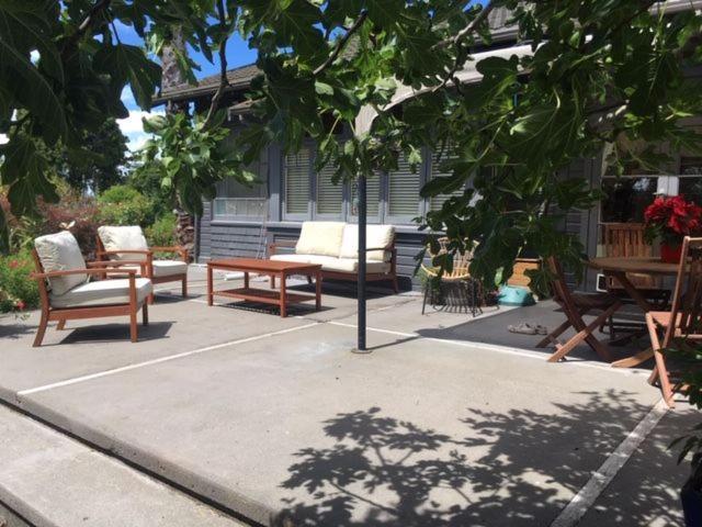 Irongate Retreat Bed & Breakfast Хейстингс Екстериор снимка